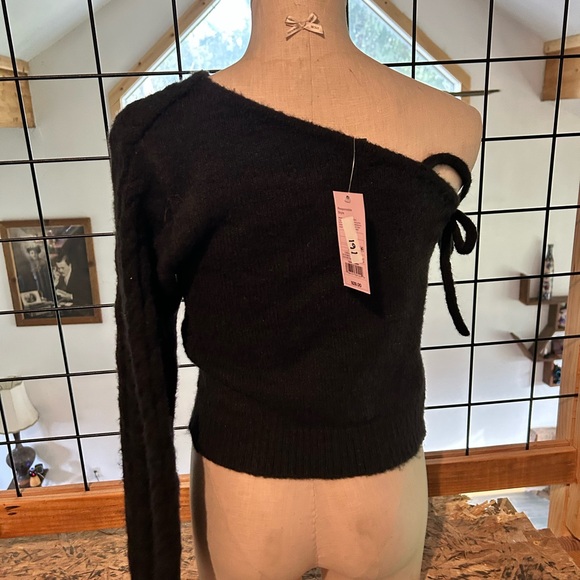 Black Off-the-Shoulder Sweater - Picture 2 of 4